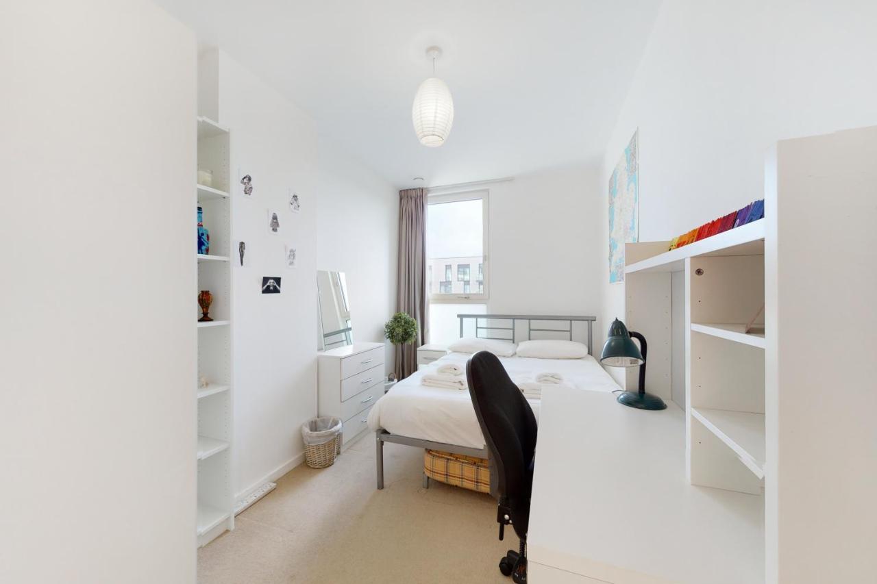 Lovely 2 Bedroom Flat With Balcony In Stratford Londen Buitenkant foto